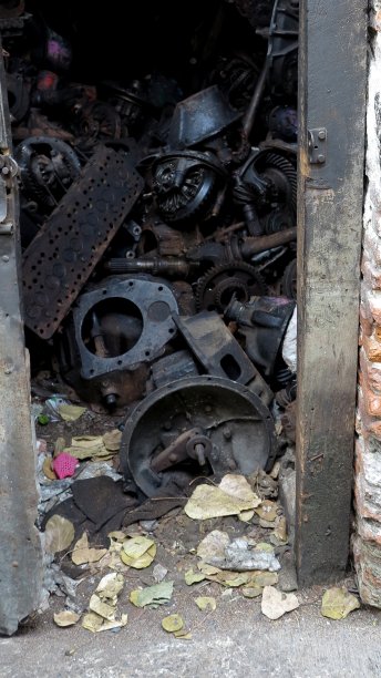 老旧生锈的汽车零件堆在一起。图片下载