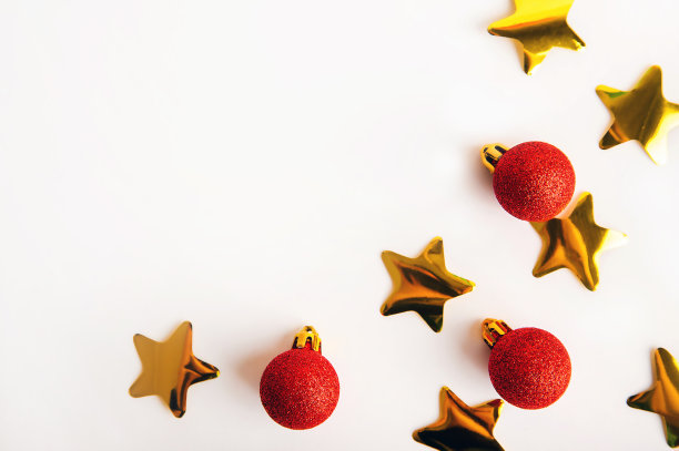 新年的背景红色的球和黄色的闪烁的星星在白色的背景。平面圣诞装饰和复制空间…图片下载