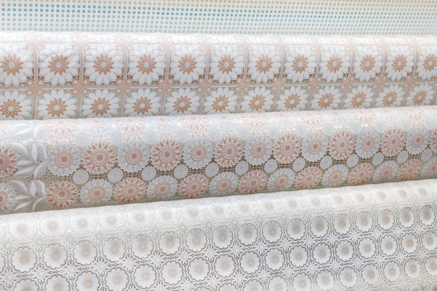 销售各种油布厨房桌布卷在一个仓库的橱窗。有家居用品行业背景。室内细节，家居装饰图片下载