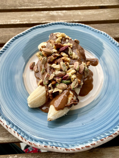 香蕉与自制奶油花生酱，核桃和开心果。图片下载