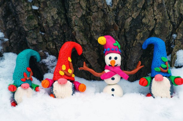 雪人和美丽的侏儒拉近了距离。图片下载