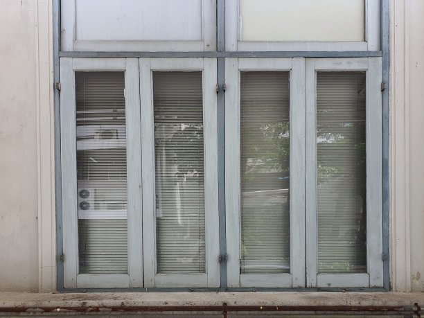 这是一种在老式建筑中很流行的老式窗户。图片下载