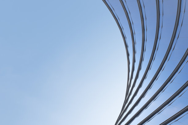 未来主义建筑的低角度视图，摩天大楼办公楼与云倒映在窗户上，3D渲染。图片下载