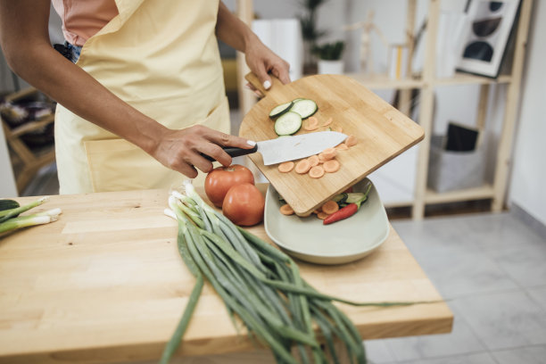 正在切新鲜蔬菜的陌生女人图片下载