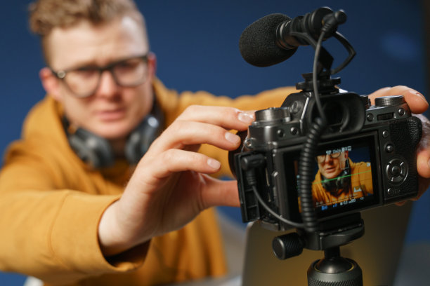 一个博主在录音棚里面对着摄像机图片下载