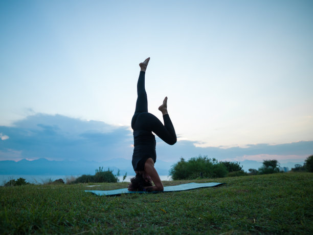 日落时练习瑜伽的成年女性的轮廓照片图片下载