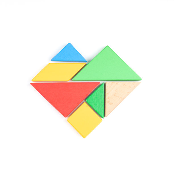 在白色背景上的七巧板拼图心图片下载