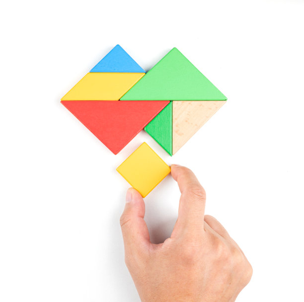 在白色背景上的七巧板拼图心图片下载