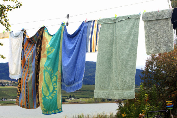 用新鲜空气和一种老式的方法干燥洗涤图片下载