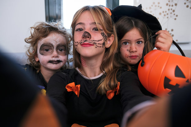 孩子们打扮成万圣节的样子在自拍图片下载