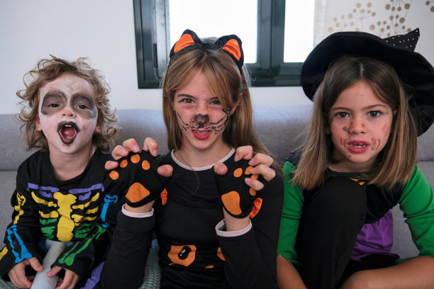 孩子们在镜头前摆出可怕的姿势。素材图片