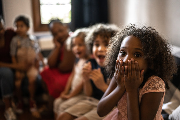 在圣诞节(或在家看电视)给孩子们一个惊喜图片下载