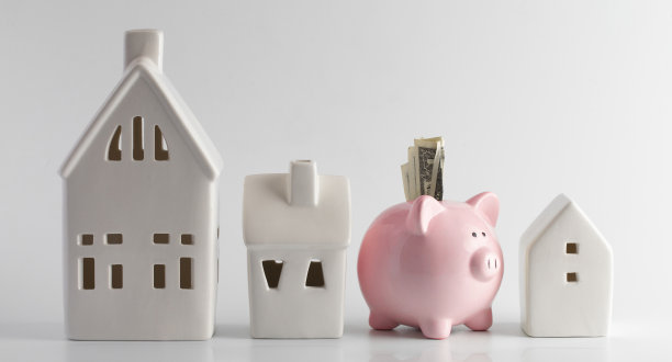 房子和小猪储蓄罐孤立在一个白色的背景图片下载