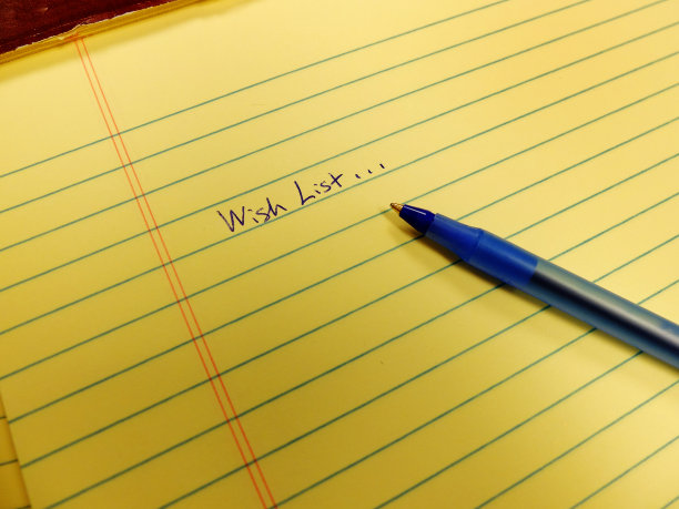 用蓝色钢笔在笔记本上用蓝色墨水写下愿望单图片下载