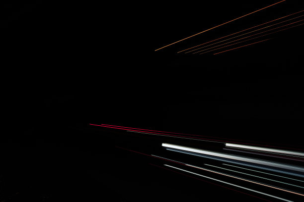 隧道里的卡车灯光。在隧道里长时间曝光的照片。图片下载