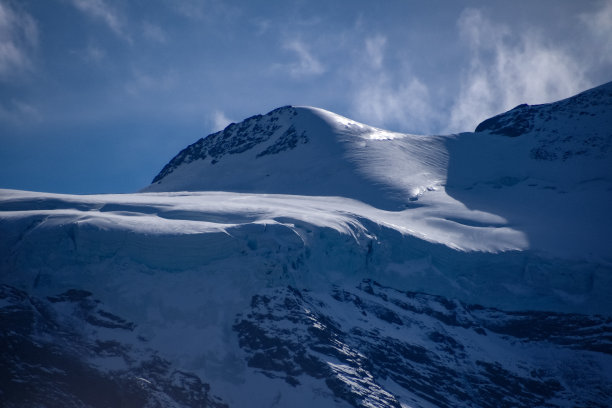 瑞士伯尔尼高地著名山峰的冰雪峰顶 - 2021年10月气候变化监测的冰雪覆盖 pictorial 记录图片下载