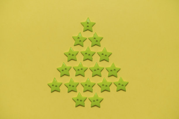 由绿色纽扣做成的圣诞树图片下载