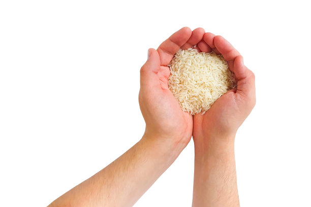 顶视图的男性手与白米孤立在白色的背景。图片下载