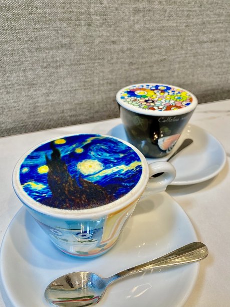 咖啡馆里的咖啡和印刷艺术图片下载