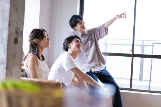 年轻男女在家里观看体育比赛图片下载