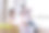 年轻男女在家里观看体育比赛图片下载