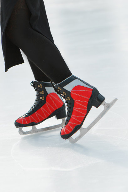 冰上的花样滑冰运动员。这个女孩在滑冰。天空下的冰图片下载