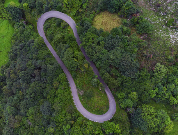 鸟瞰图的椭圆形道路。图片下载