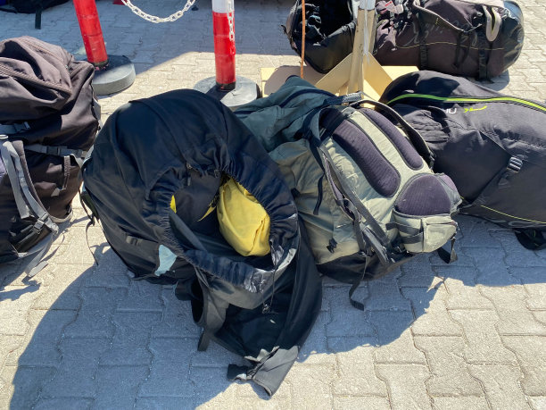 用于极限跳伞的降落伞背包放在地上图片下载