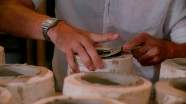 一个人在一家陶艺作坊工作图片下载