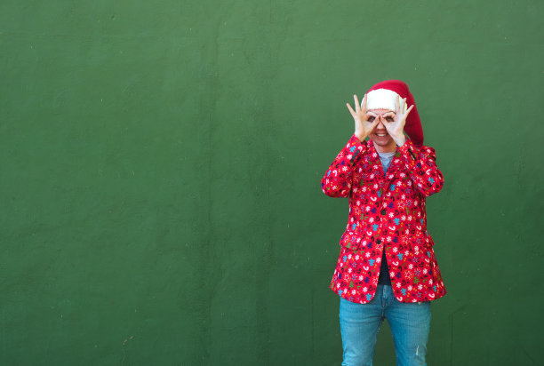 穿着圣诞主题衣服的人用手开玩笑图片下载