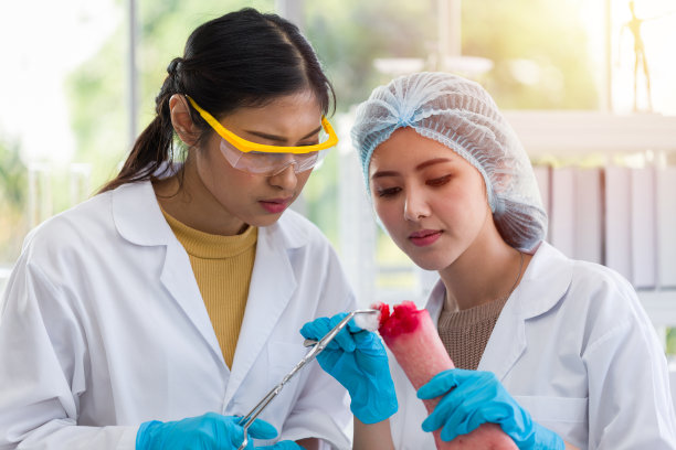 一组亚洲女科学家在实验室进行科学实验和分析细菌和细菌。女性专家在实验室工作。实验室女性研究员图片下载