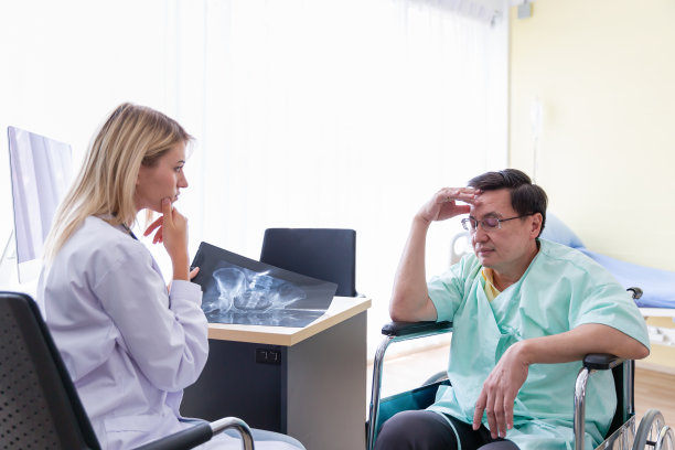 女医生拿着x光扫描照片，与老年男病人坐在病房里。上了年纪的病人对自己的病情感到很紧张。图片下载