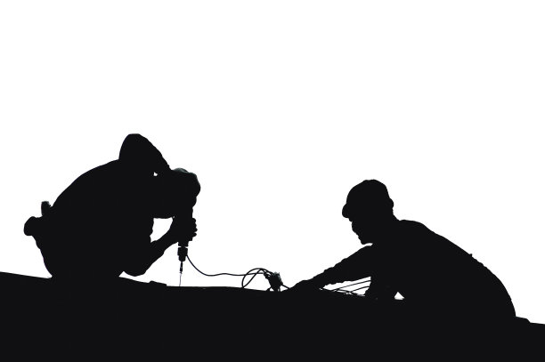 背景为天空的屋顶上的工人剪影，安装新的屋顶，安装沥青瓦，施工概念图片下载