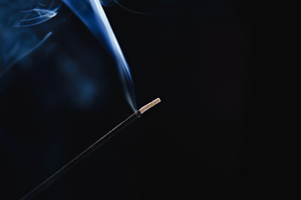 黑色背景上的一根芳香的烟。图片下载