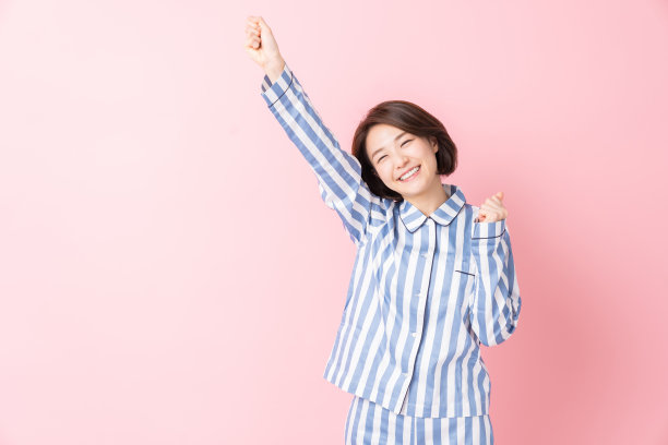 穿着睡衣的亚洲女人，微笑图片下载