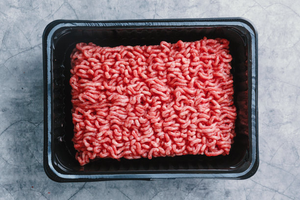 碎肉放在塑料盒上，放在桌上图片下载