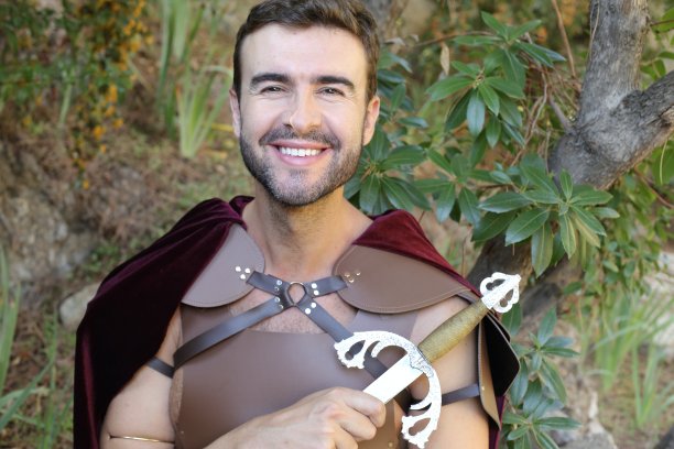 手持剑的英俊的罗马士兵图片下载