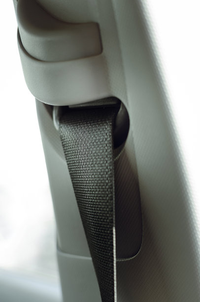 汽车三点安全带，概念道路安全，司机和乘客的生命健康，遵守交通规则。汽车沙龙内部，特写。图片下载