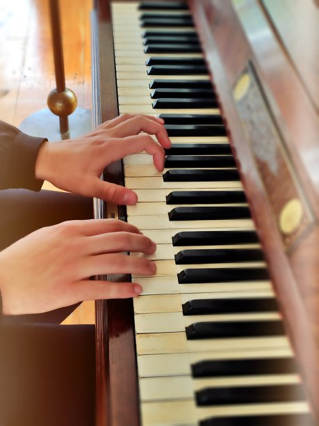 弹钢琴图片下载