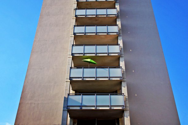 建筑外观在城市图片下载