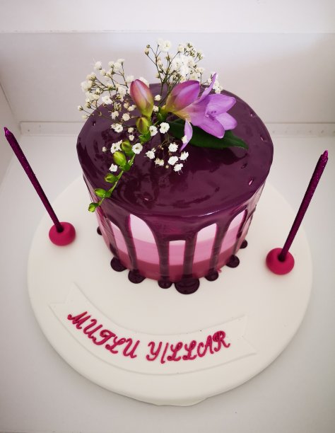 紫色生日蛋糕和鲜花图片下载