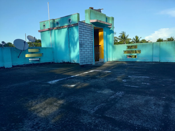 屋顶有楼梯金属门，阳光明媚图片下载