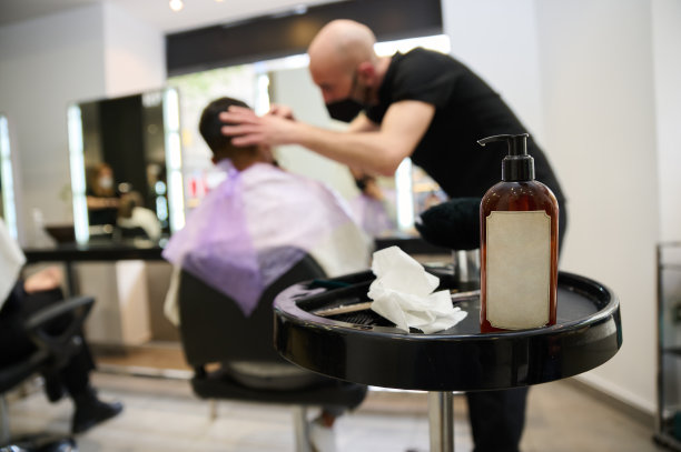 理发师戴着面具，用剪刀剪定制的头发图片下载