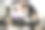 理发师戴着面具，用剪刀剪定制的头发图片下载