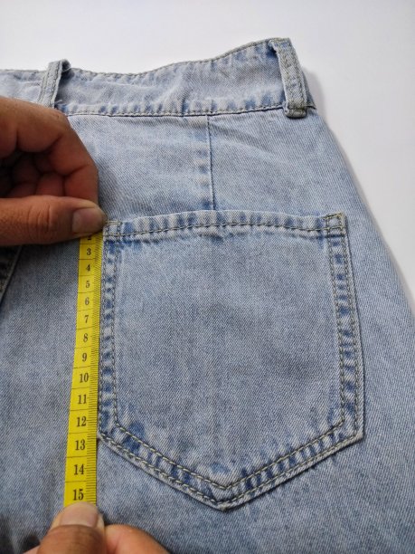 牛仔手拉着黄色卷尺。图片下载