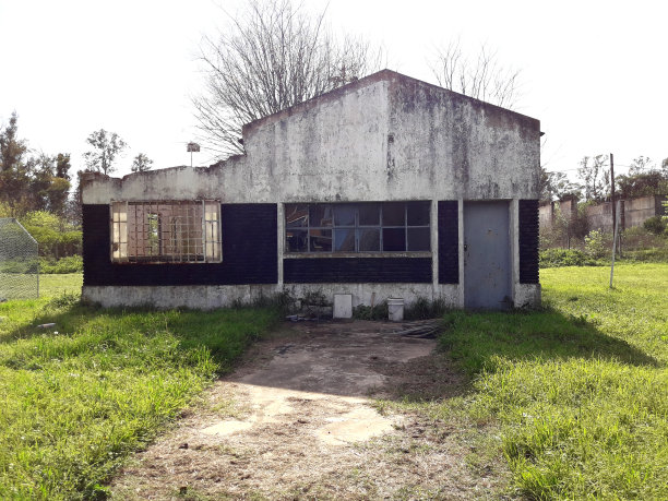 旧的废弃的建筑物里图片下载