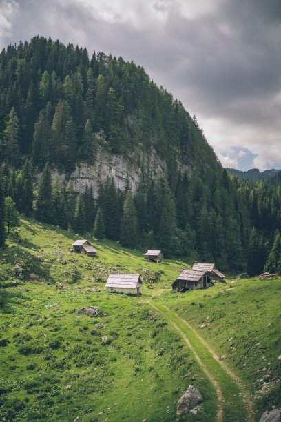 农田附近农舍的风景图片下载