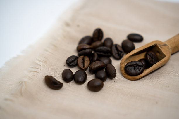 用木勺烤咖啡豆图片下载