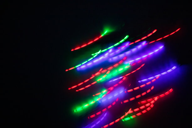 黑暗中的彩虹。利昂光。光的抽象。图片下载