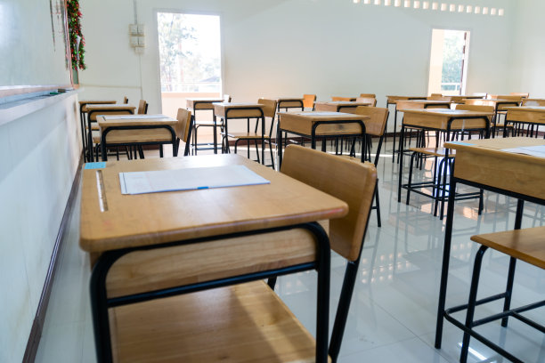 教育学习问题在未来和新常态生活，学校空教室没有孩子当COVID-19疫情暴发和封闭隔离，没有学生在学校和学生在家学习。图片下载